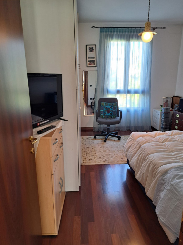 In uno dei quartieri più ricercati di Padova, proponiamo in vendita una raffinata porzione centra...