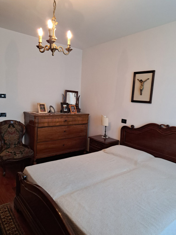 In uno dei quartieri più ricercati di Padova, proponiamo in vendita una raffinata porzione centra...