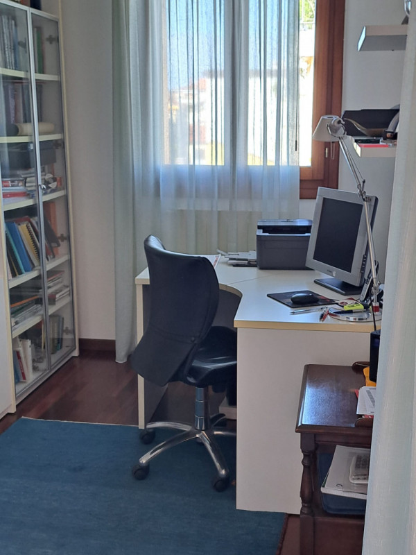 In uno dei quartieri più ricercati di Padova, proponiamo in vendita una raffinata porzione centra...