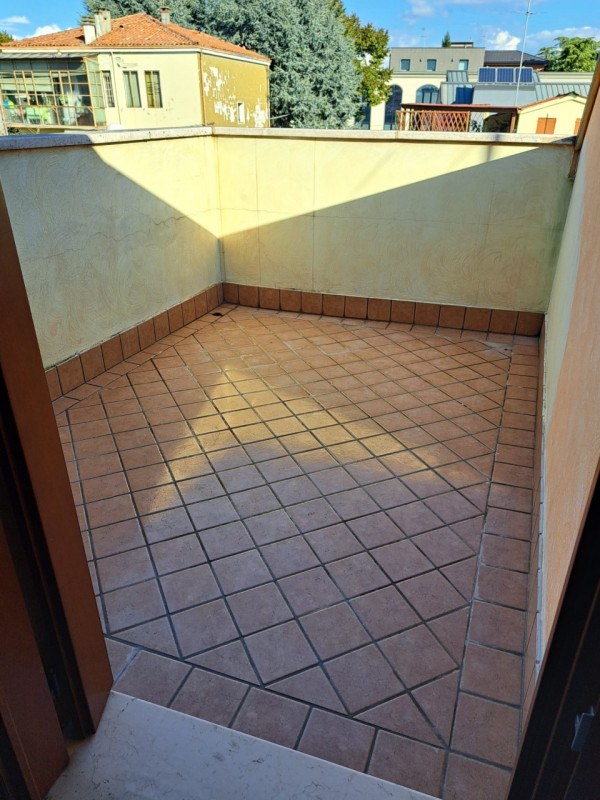 In uno dei quartieri più ricercati di Padova, proponiamo in vendita una raffinata porzione centra...