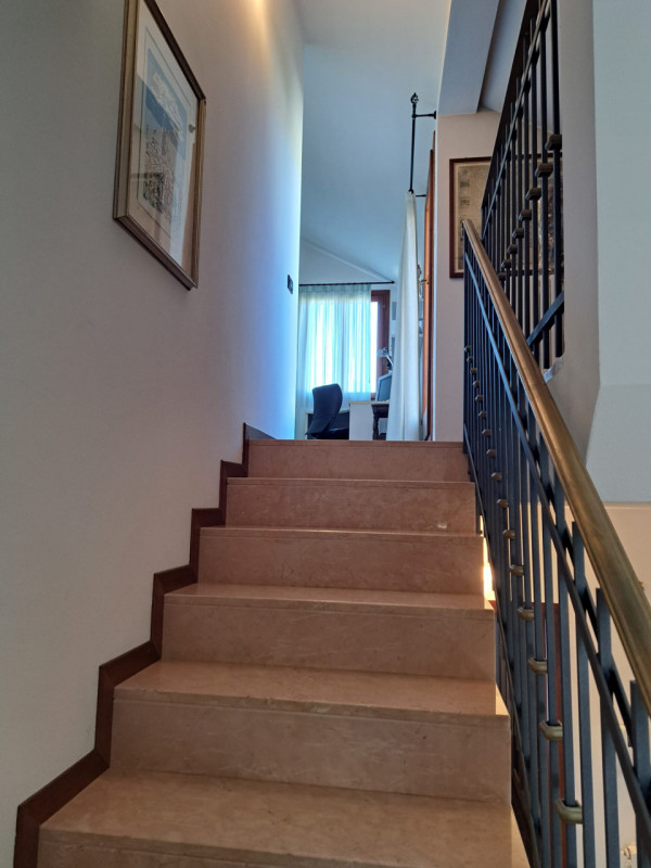 In uno dei quartieri più ricercati di Padova, proponiamo in vendita una raffinata porzione centra...