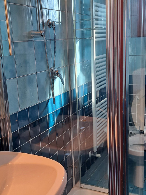 In uno dei quartieri più ricercati di Padova, proponiamo in vendita una raffinata porzione centra...