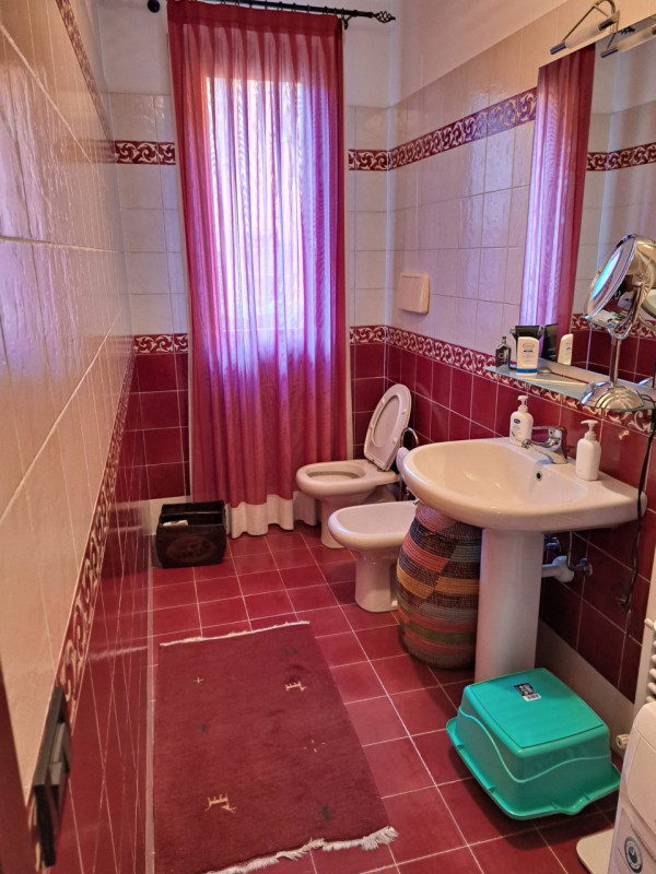 In uno dei quartieri più ricercati di Padova, proponiamo in vendita una raffinata porzione centra...