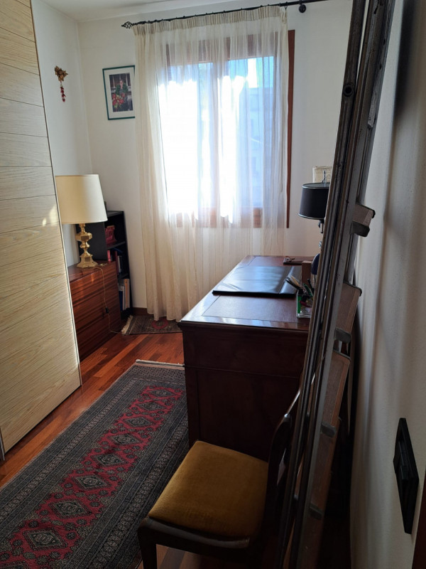 In uno dei quartieri più ricercati di Padova, proponiamo in vendita una raffinata porzione centra...