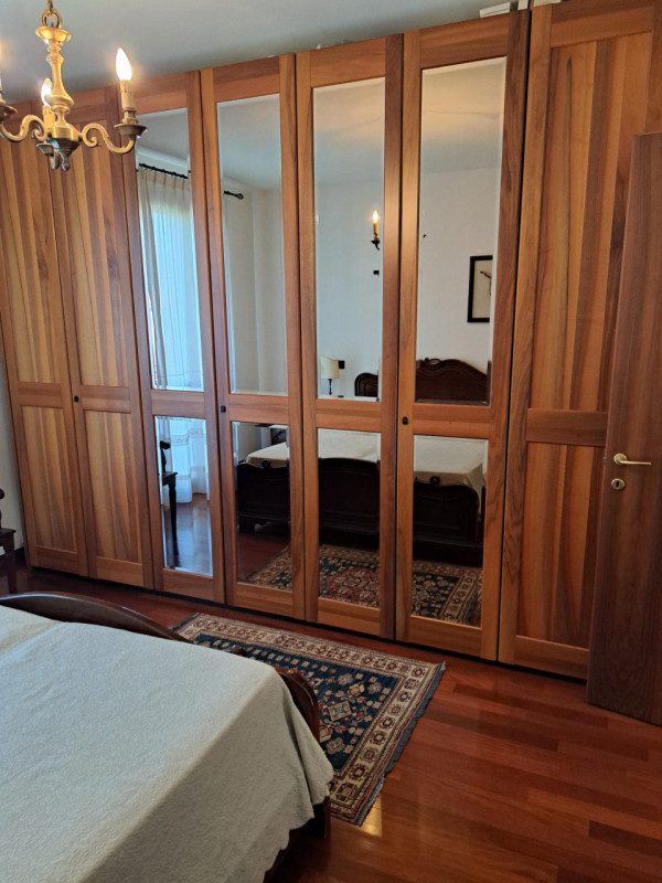 In uno dei quartieri più ricercati di Padova, proponiamo in vendita una raffinata porzione centra...