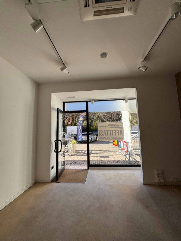 Proponiamo in affitto un luminoso negozio di circa 60 mq situato nella centralissima zona di Vitt...