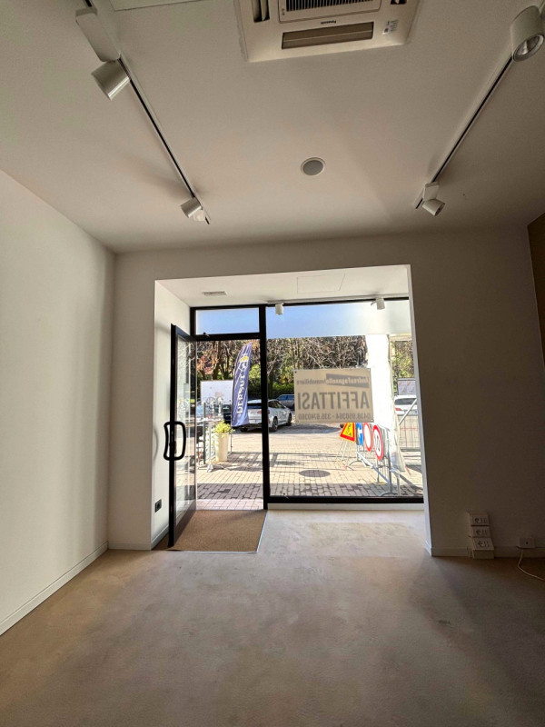 Proponiamo in affitto un luminoso negozio di 60 mq situato nella centralissima zona di Vittorio V...