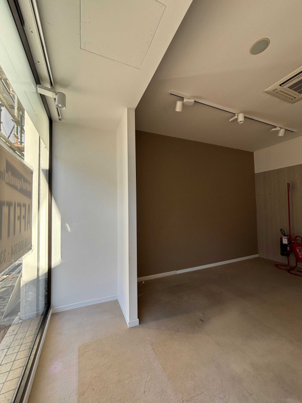 Proponiamo in affitto un luminoso negozio di circa 60 mq situato nella centralissima zona di Vitt...