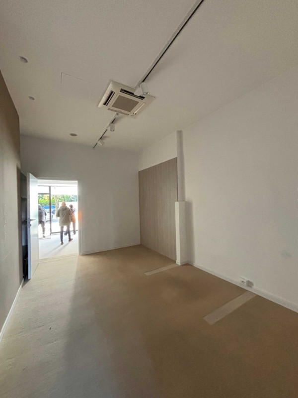 Proponiamo in affitto un luminoso negozio di circa 60 mq situato nella centralissima zona di Vitt...