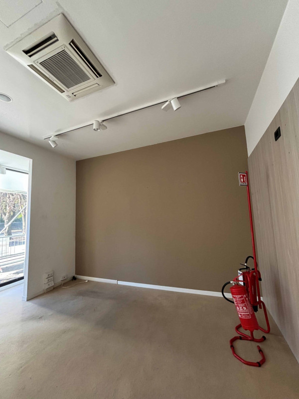 Proponiamo in affitto un luminoso negozio di circa 60 mq situato nella centralissima zona di Vitt...