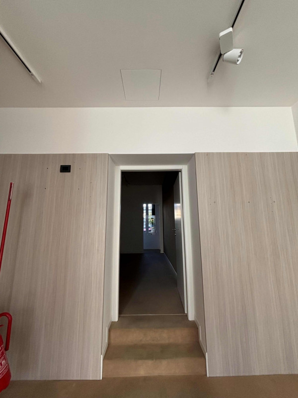 Proponiamo in affitto un luminoso negozio di circa 60 mq situato nella centralissima zona di Vitt...