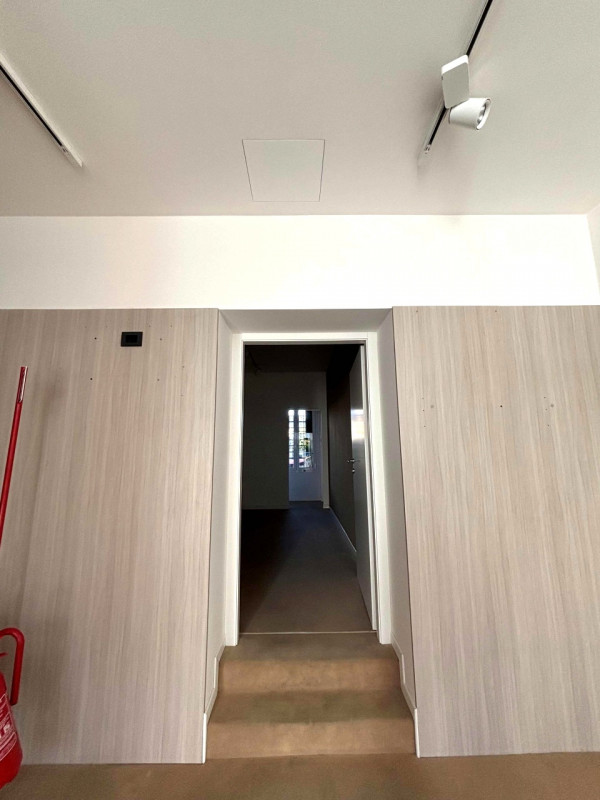 Proponiamo in affitto un luminoso negozio di 60 mq situato nella centralissima zona di Vittorio V...