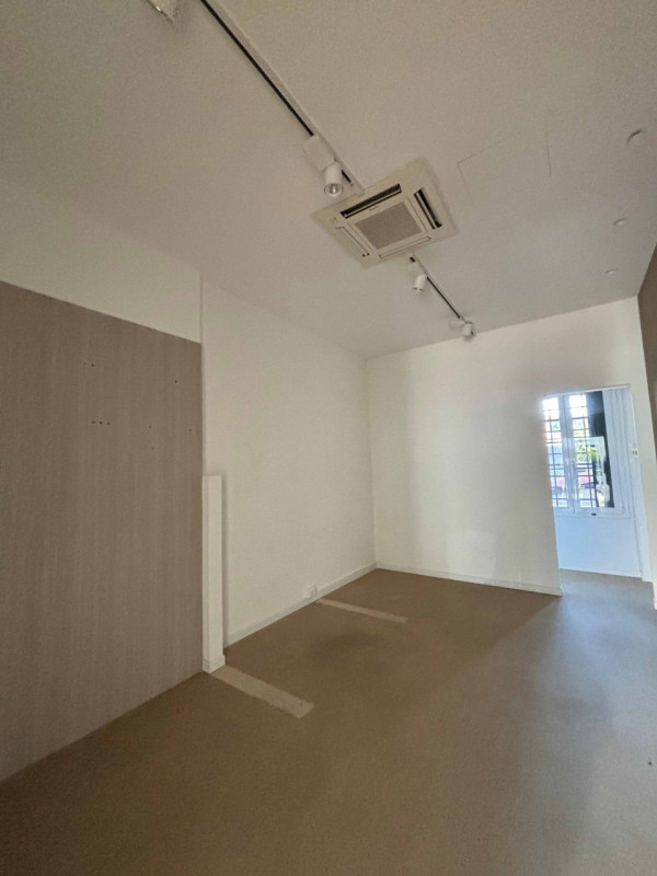 Proponiamo in affitto un luminoso negozio di circa 60 mq situato nella centralissima zona di Vitt...