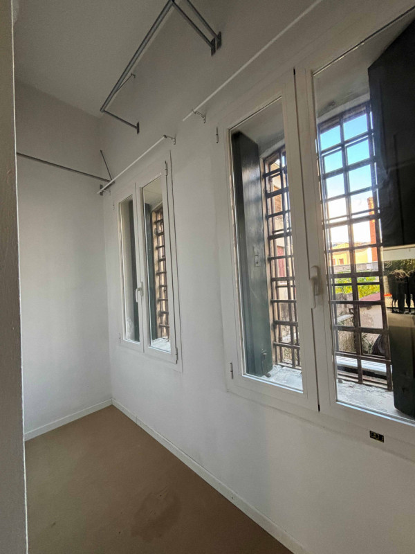 Proponiamo in affitto un luminoso negozio di circa 60 mq situato nella centralissima zona di Vitt...