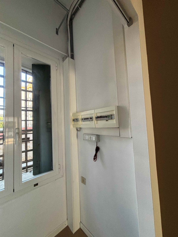 Proponiamo in affitto un luminoso negozio di circa 60 mq situato nella centralissima zona di Vitt...