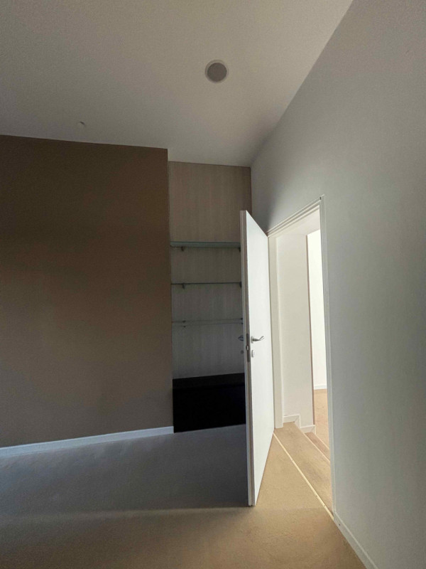 Proponiamo in affitto un luminoso negozio di circa 60 mq situato nella centralissima zona di Vitt...