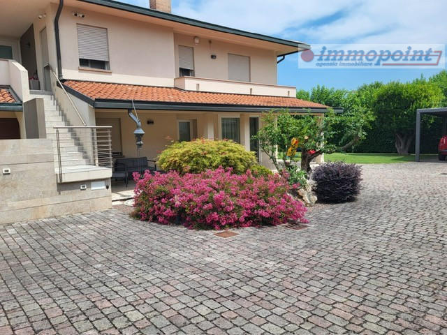 Elegante casa singola situata nel tranquillo e ben servito comune di Tezze sul Brenta. 

L'immobi...