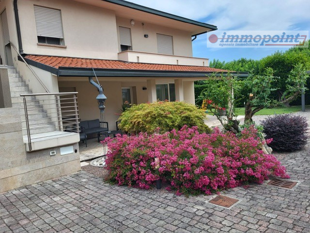 Elegante casa singola situata nel tranquillo e ben servito comune di Tezze sul Brenta. 

L'immobi...