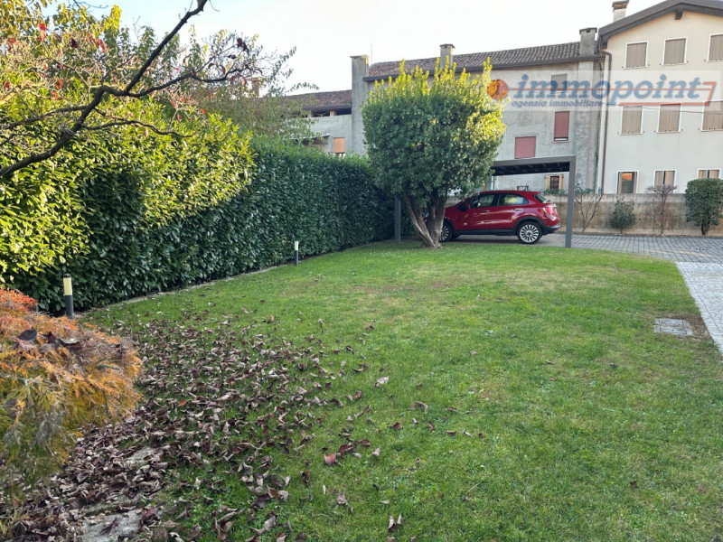 Elegante casa singola situata nel tranquillo e ben servito comune di Tezze sul Brenta. 

L'immobi...