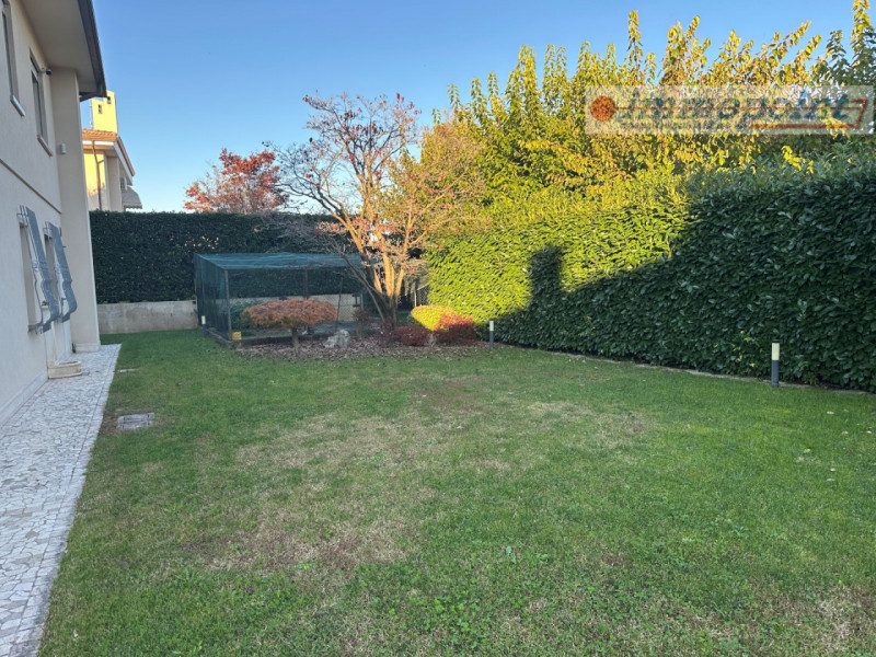 Elegante casa singola situata nel tranquillo e ben servito comune di Tezze sul Brenta. 

L'immobi...