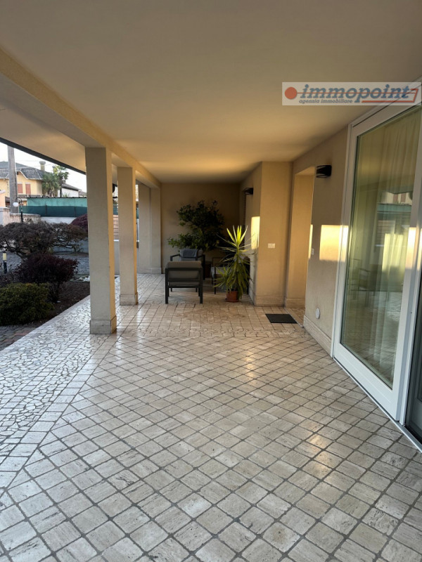 Elegante casa singola situata nel tranquillo e ben servito comune di Tezze sul Brenta. 

L'immobi...