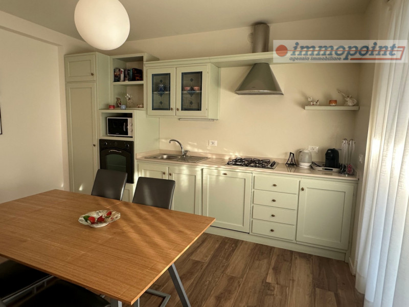 Elegante casa singola situata nel tranquillo e ben servito comune di Tezze sul Brenta. 

L'immobi...