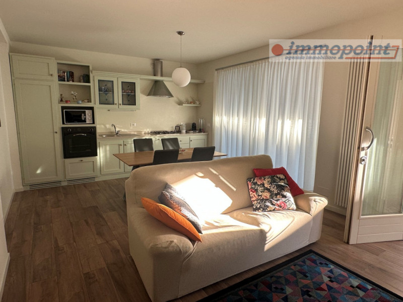 Elegante casa singola situata nel tranquillo e ben servito comune di Tezze sul Brenta. 

L'immobi...