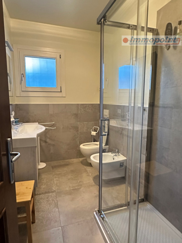 Elegante casa singola situata nel tranquillo e ben servito comune di Tezze sul Brenta. 

L'immobi...