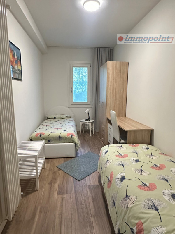 Elegante casa singola situata nel tranquillo e ben servito comune di Tezze sul Brenta. 

L'immobi...