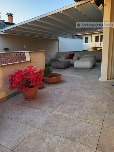 Elegante casa singola situata nel tranquillo e ben servito comune di Tezze sul Brenta. 

L'immobi...