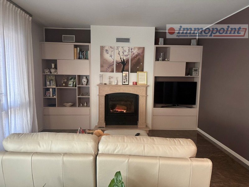 Elegante casa singola situata nel tranquillo e ben servito comune di Tezze sul Brenta. 

L'immobi...