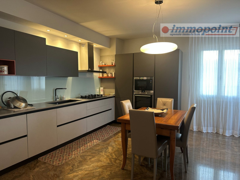 Elegante casa singola situata nel tranquillo e ben servito comune di Tezze sul Brenta. 

L'immobi...