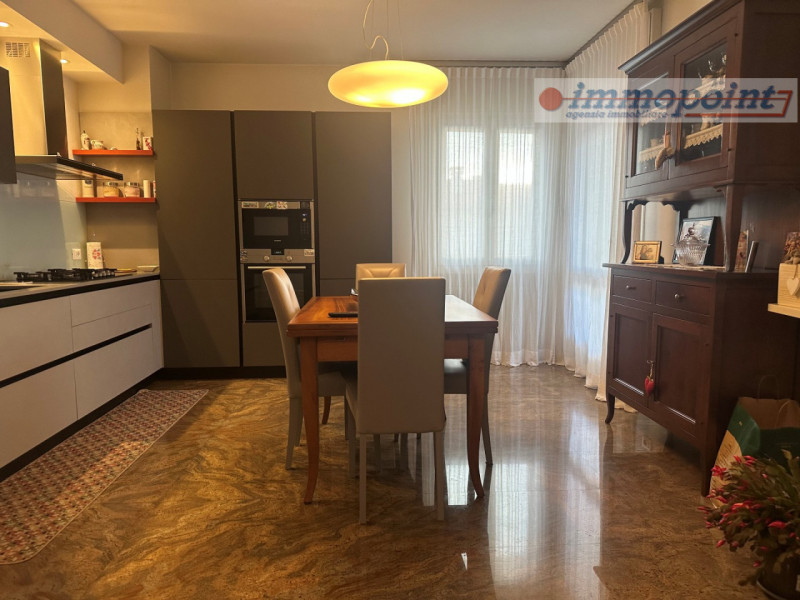 Elegante casa singola situata nel tranquillo e ben servito comune di Tezze sul Brenta. 

L'immobi...