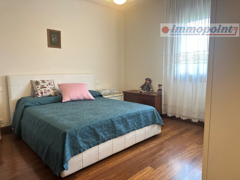 Elegante casa singola situata nel tranquillo e ben servito comune di Tezze sul Brenta. 

L'immobi...