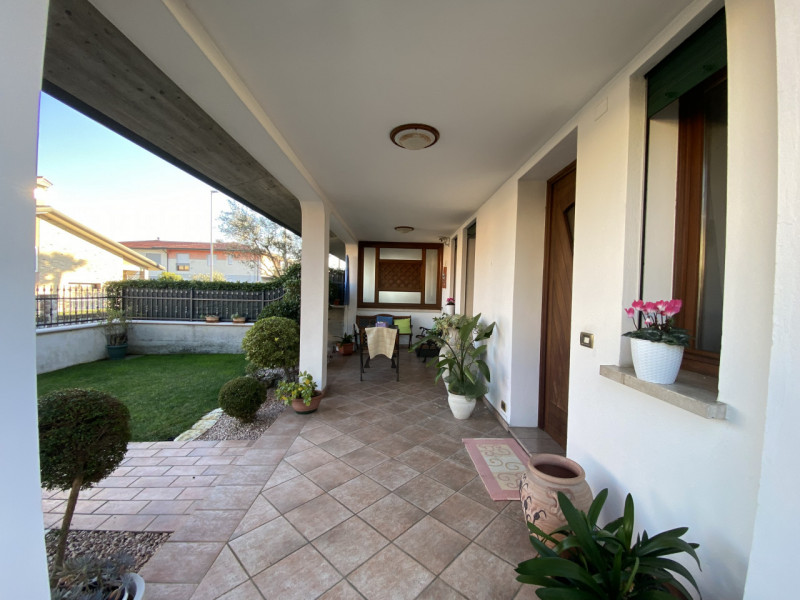 Scopri questa affascinante porzione di bifamiliare situata nella tranquilla zona Stroppari di Tez...