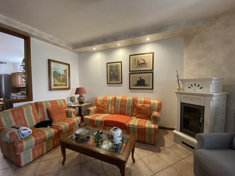 Scopri questa affascinante porzione di bifamiliare situata nella tranquilla zona Stroppari di Tez...