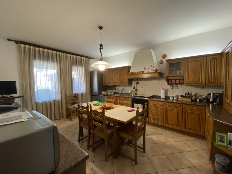 Scopri questa affascinante porzione di bifamiliare situata nella tranquilla zona Stroppari di Tez...