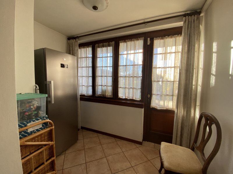 Scopri questa affascinante porzione di bifamiliare situata nella tranquilla zona Stroppari di Tez...