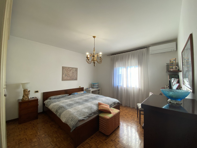 Scopri questa affascinante porzione di bifamiliare situata nella tranquilla zona Stroppari di Tez...