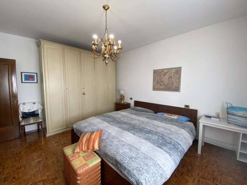 Scopri questa affascinante porzione di bifamiliare situata nella tranquilla zona Stroppari di Tez...