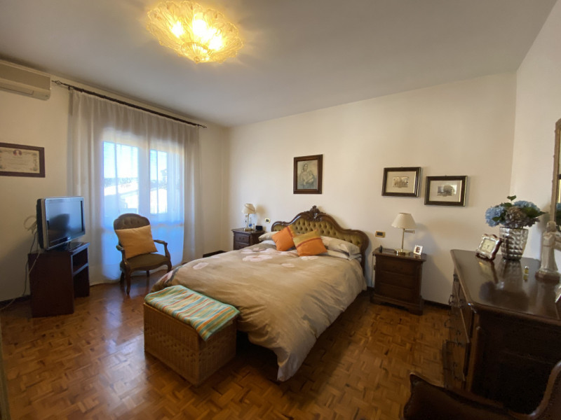 Scopri questa affascinante porzione di bifamiliare situata nella tranquilla zona Stroppari di Tez...