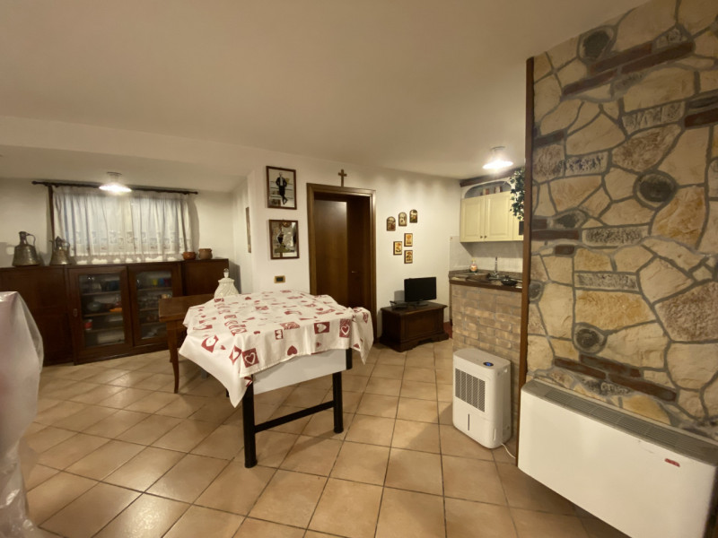 Scopri questa affascinante porzione di bifamiliare situata nella tranquilla zona Stroppari di Tez...