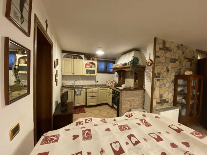 Scopri questa affascinante porzione di bifamiliare situata nella tranquilla zona Stroppari di Tez...