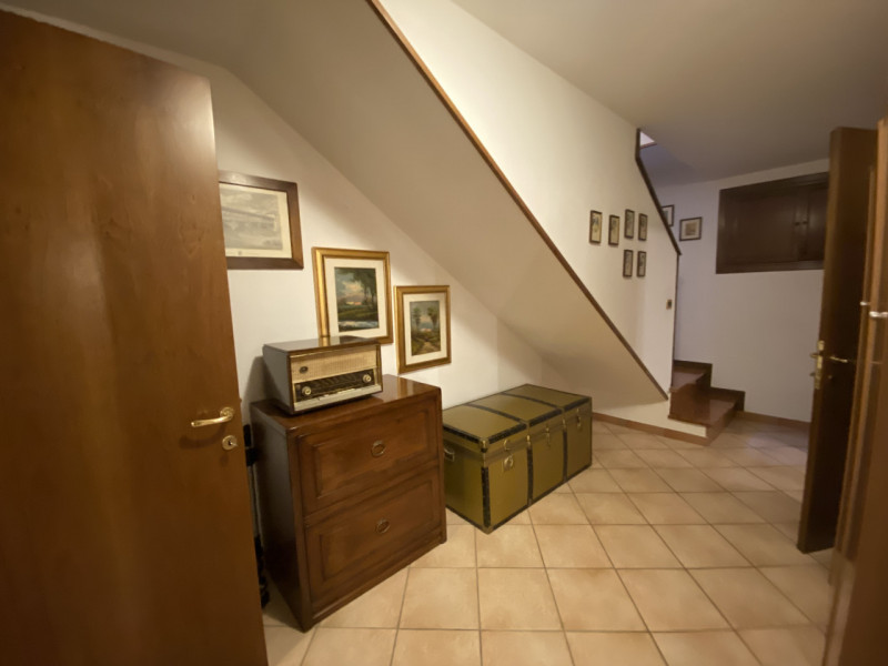 Scopri questa affascinante porzione di bifamiliare situata nella tranquilla zona Stroppari di Tez...