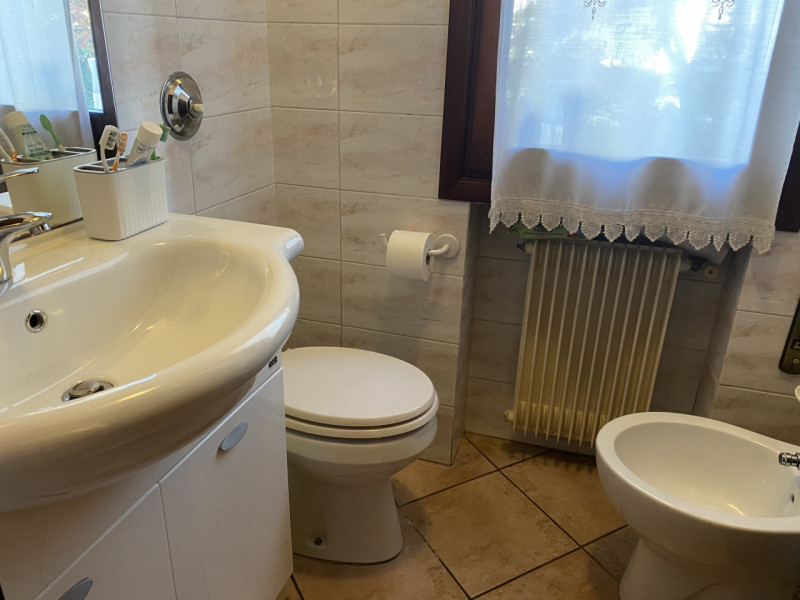 Scopri questa affascinante porzione di bifamiliare situata nella tranquilla zona Stroppari di Tez...