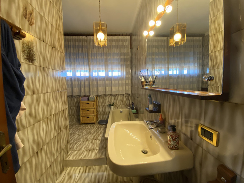 Scopri questa affascinante porzione di bifamiliare situata nella tranquilla zona Stroppari di Tez...