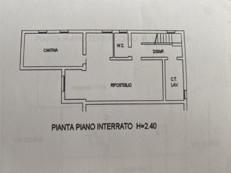 Scopri questa affascinante porzione di bifamiliare situata nella tranquilla zona Stroppari di Tez...