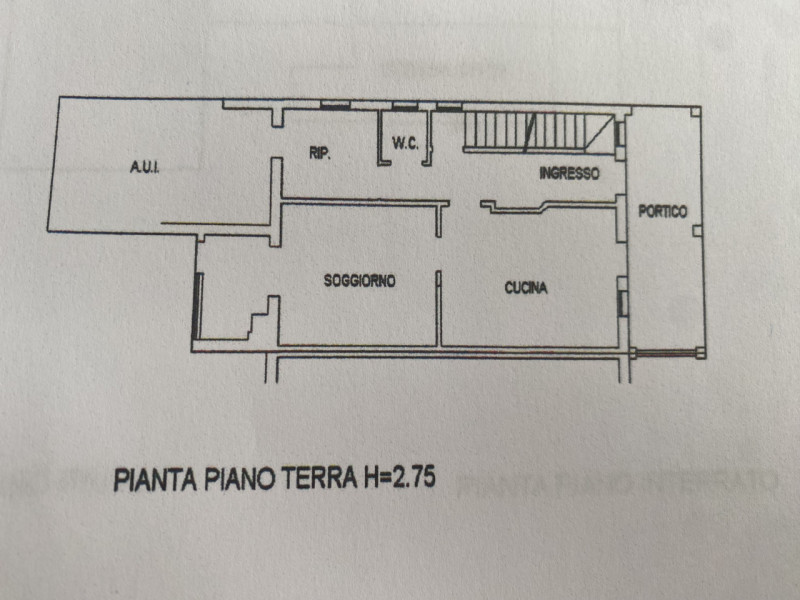 Scopri questa affascinante porzione di bifamiliare situata nella tranquilla zona Stroppari di Tez...