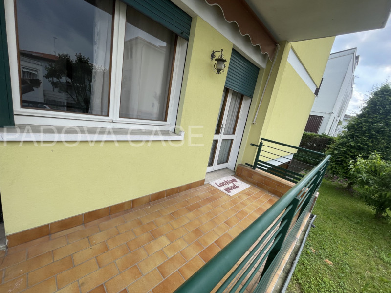 Ampio appartamento di 100 mq circa con garage, posto auto e poggiolo.

Se cerchi un’abitazione ch...