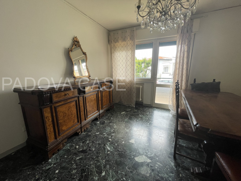 Ampio appartamento di 100 mq circa con garage, posto auto e poggiolo.

Se cerchi un’abitazione ch...